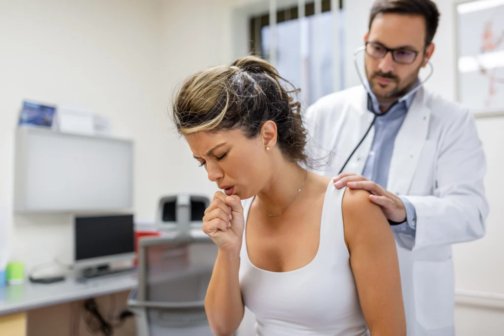 Mulher com desconforto respiratório por tosse persistente